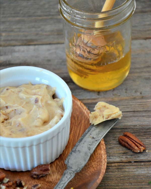 Whipped Cinnamon Honey Butter (Texas Roadhouse Copycat) - Savory Nothings