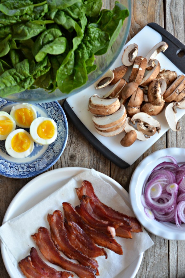 Spinach Salad with Warm Bacon-Mushroom Vinaigrette | mountainmamacooks.com