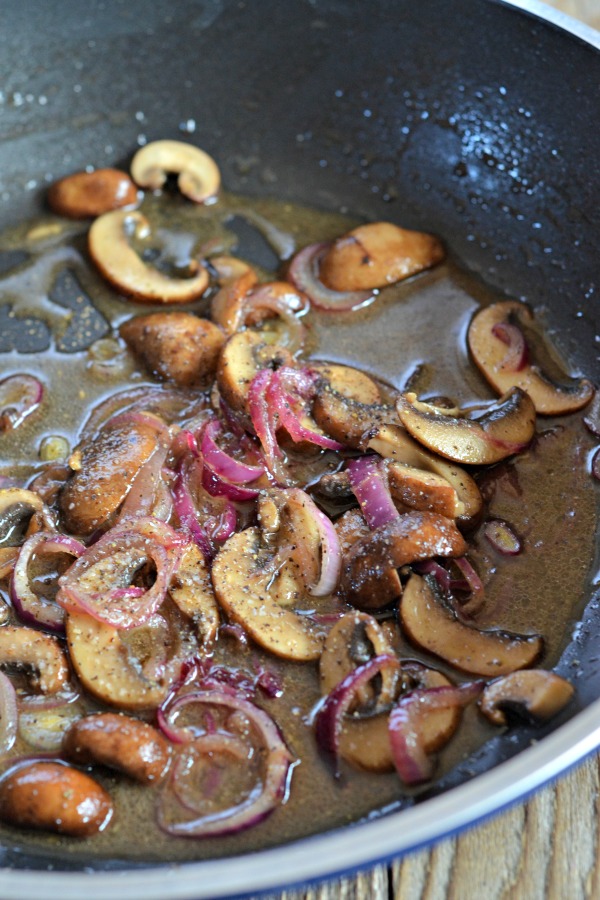 Spinach Salad with Warm Bacon-Mushroom Vinaigrette | mountainmamacooks.com